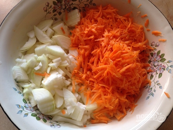 Линь, запеченный с луком и морковью - фото шаг 3