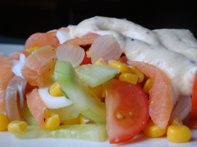 Фото к рецепту: Легкий салат с красной рыбой и маринованным лучком