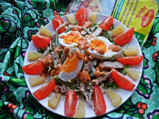 Фото к рецепту: Салат с куриным филе и овощами