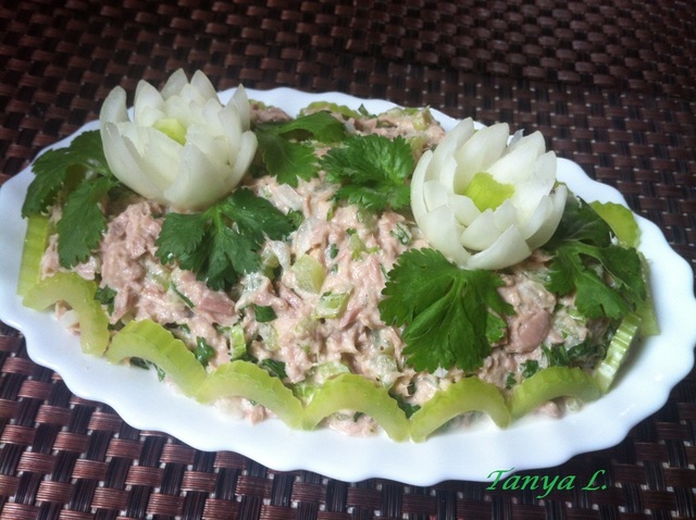 Фото к рецепту: Салат из тунца с сельдереем