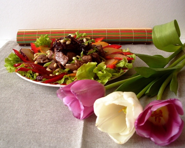 Фото к рецепту: Теплый салат с куриной печенью и карамельным луком за 15 минут. гламурим дальше!!!!!!!!!