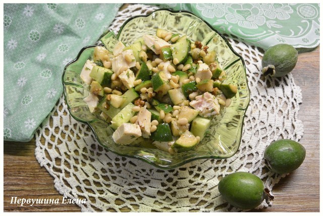 Фото к рецепту: Салат куриный с фейхоа и орехами омега 