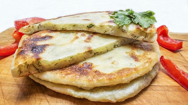 Фото к рецепту: Молдавские лепешки плацинды с картофелем и грибами
