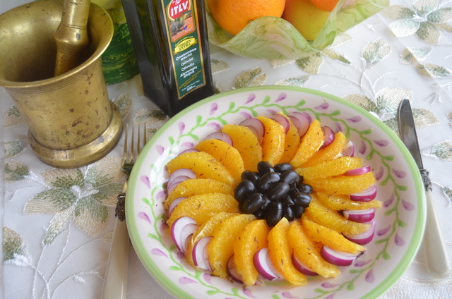 Фото к рецепту: Салат из апельсинов с маслинами солнечный цветок 