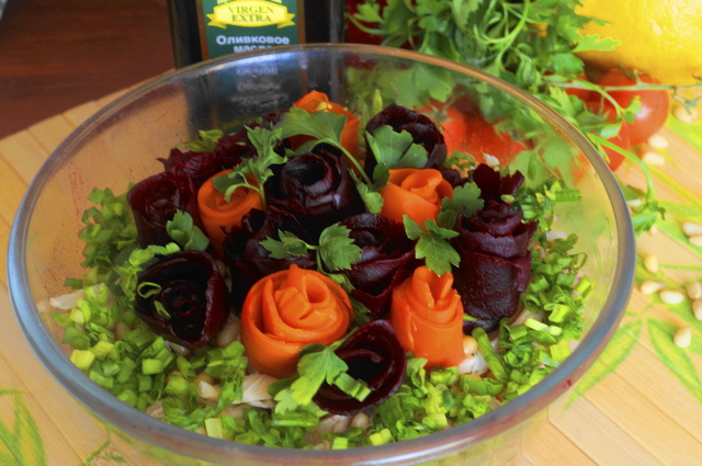 Фото к рецепту: Салат из маринованной свеклы цветочная клумба 