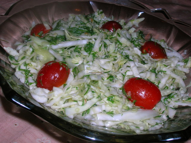 Фото к рецепту: Обычный салат с необычной заправкой