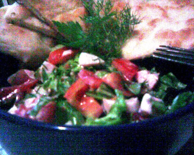 Фото к рецепту: Салат с рукколой, ветчиной и помидорами и пресные дрожжевые лепешки к нему