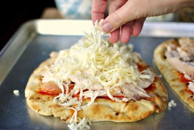 Фото к рецепту: Очень быстрая,вкусная и дешевая пицца