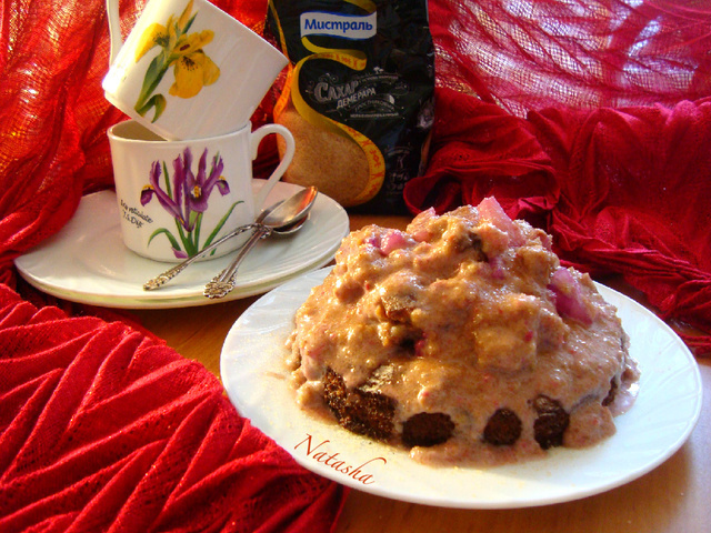 Фото к рецепту: Бисквитный пирог с малиной и ананасами под сметанной заливкой