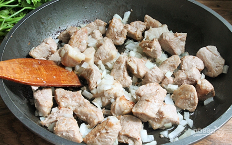 Тушеная картошка со свининой на сковороде - фото шаг 2