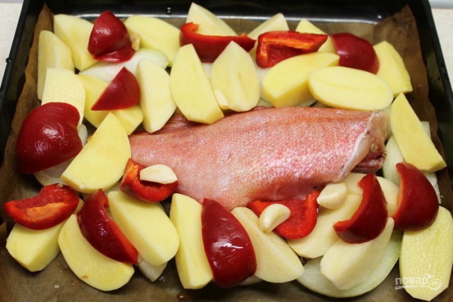 Морской окунь, запеченный в духовке с овощами - фото шаг 5