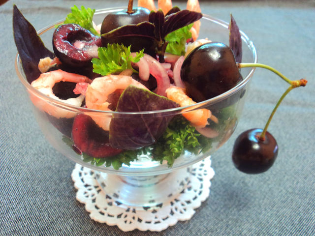 Фото к рецепту: Салат из черешни с креветками.