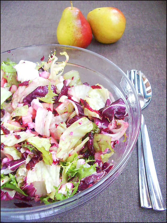 Фото к рецепту: Салат с грушей, свеклой и адыгейским сыром
