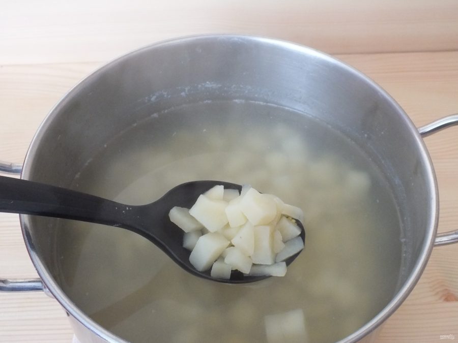 Суп из крапивы с тушенкой - фото шаг 4