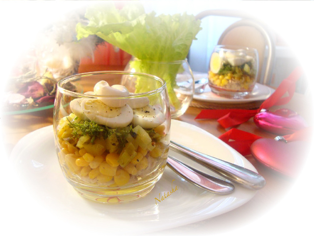Фото к рецепту: Салат с остро-сладким огурцом и перепелиными яйцами.