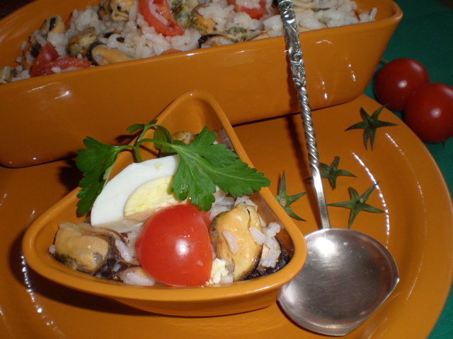 Фото к рецепту: Салат из мидий с рисом