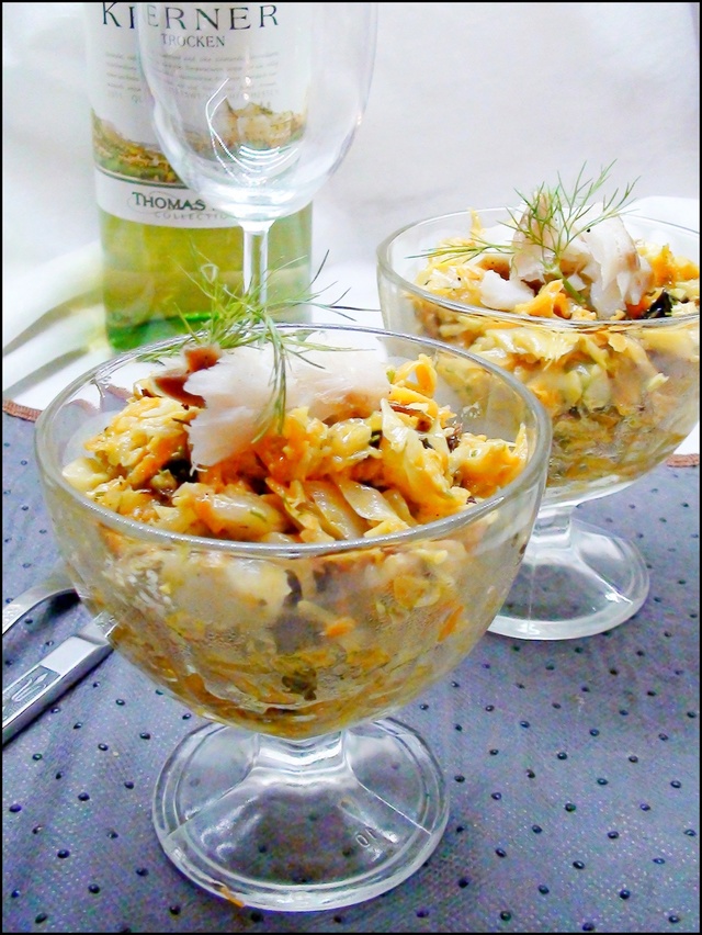 Фото к рецепту: Пикантный рыбный салат с черносливом и овощной зажаркой. тест-драйв.