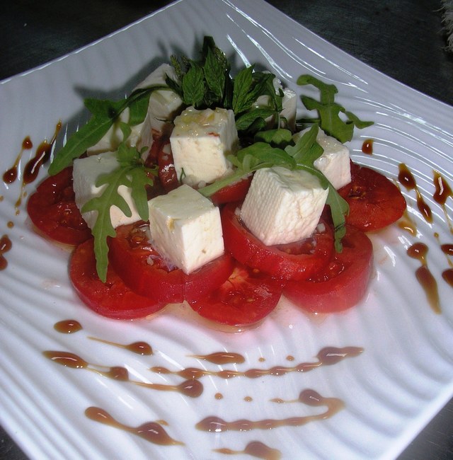 Фото к рецепту: Салат из томатов с брынзой
