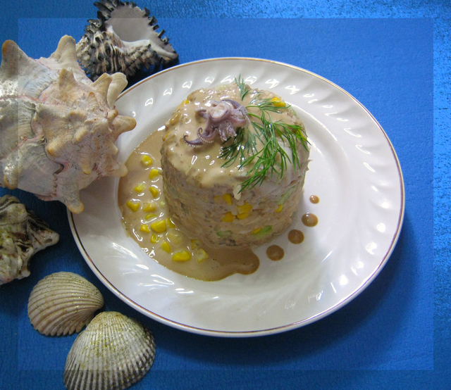 Фото к рецепту: Салат с кальмарами и форелью... ну, и другими ингредиентами))