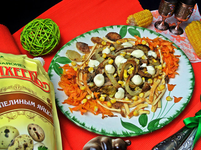 Фото к рецепту: Лучший рецепт тёплого печёночного салата с майонезом махеевъ 