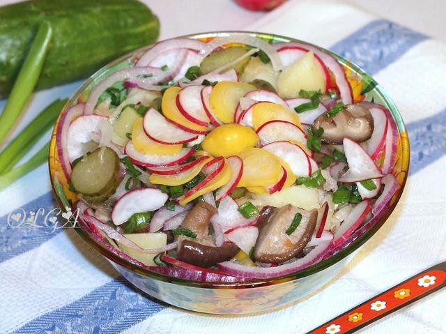 Фото к рецепту: Салат из картофеля с квашенной капустой и грибами