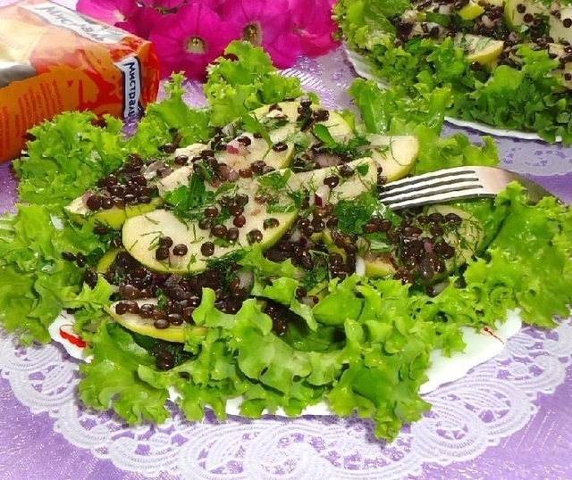 Фото к рецепту: Салат из чечевицы с зеленым яблоком