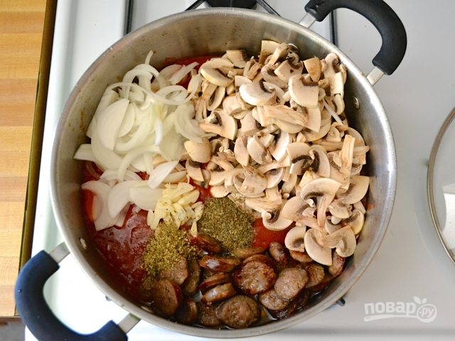 Макароны с сосисками и грибами в томатном соусе - фото шаг 5