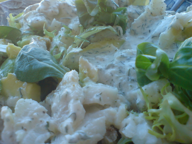 Фото к рецепту: Салат из отварной белой рыбы и авокадо под сырно-укропным соусом