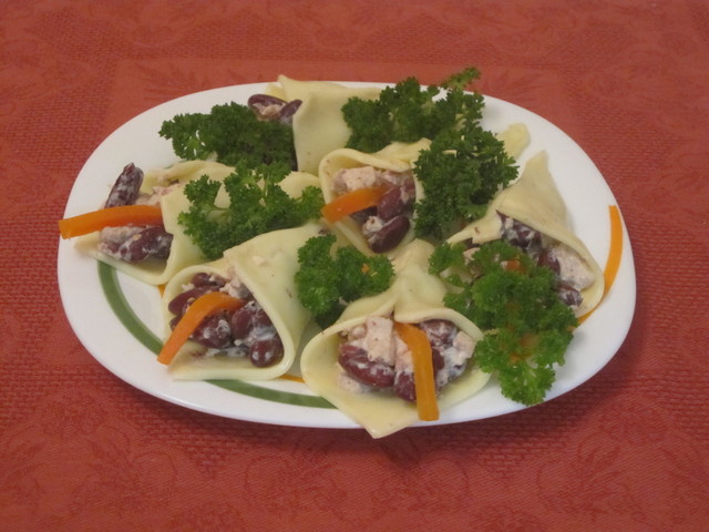 Фото к рецепту: каллы с салатом наполи .