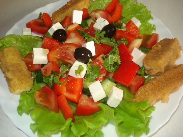 Фото к рецепту: Греческий салат с жареным сыром