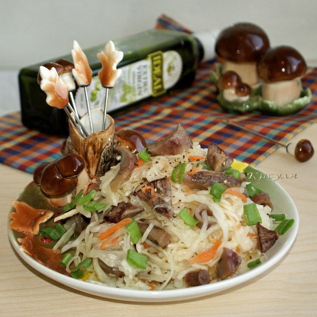 Фото к рецепту: Салат из солёных груздей и квашенной капусты