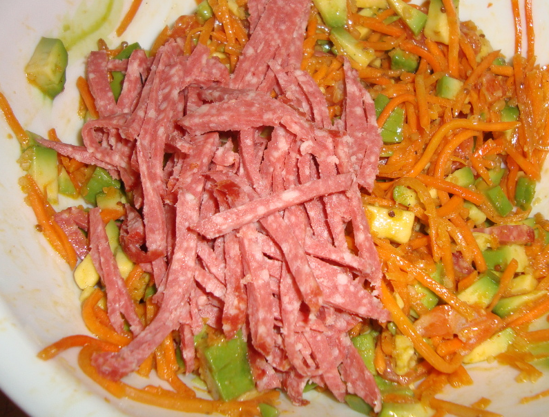 Салат с корейской морковкой и колбасой - фото шаг 2