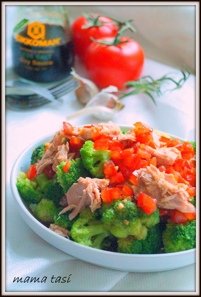Фото к рецепту: Салат из брокколи с тунцом и помидорно-лимонной заправкой.