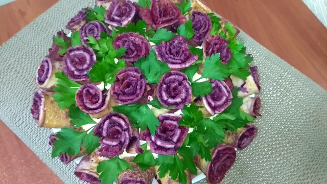 Фото к рецепту: Салат букет роз или сельдь под шубой 