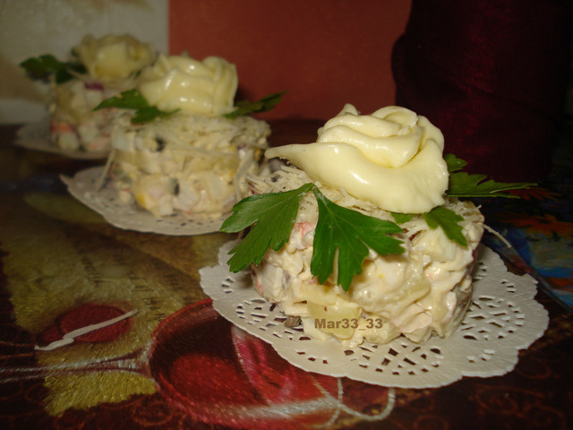 Фото к рецепту: Салат с жареными грибами,языком и пармезаном