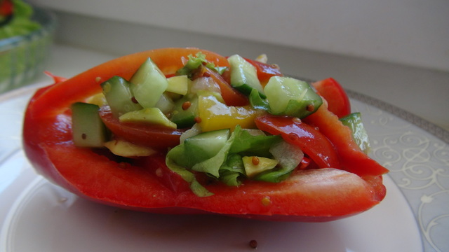 Фото к рецепту: Овощной салат краски лета с оригинальной заправкой в лодочках из авокадо и сладкого перца