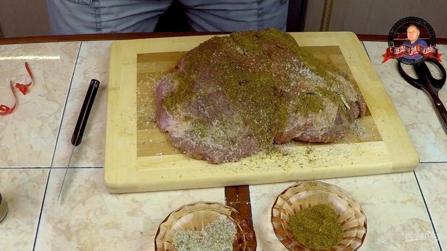 Свиная шейка, запечённая в рукаве с чесноком и приправами в духовке - фото шаг 2