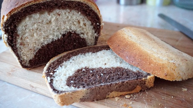 Фото к рецепту: Домашний ржаной мраморный хлеб