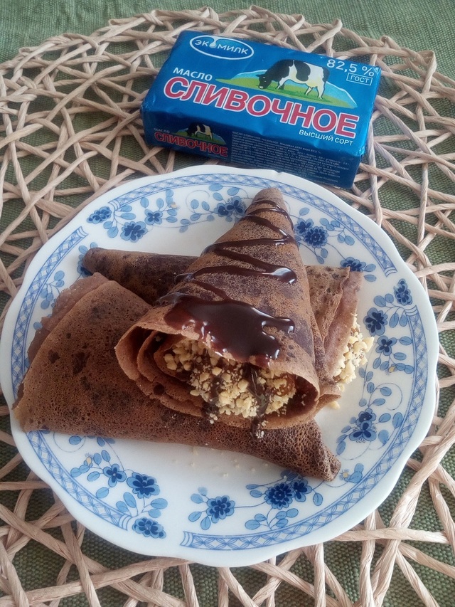 Фото к рецепту: Шоколадные блины с вареной сгущенкой и арахисом