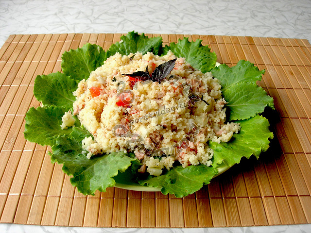 Фото к рецепту: Салат из кус-куса с тунцом и овощами