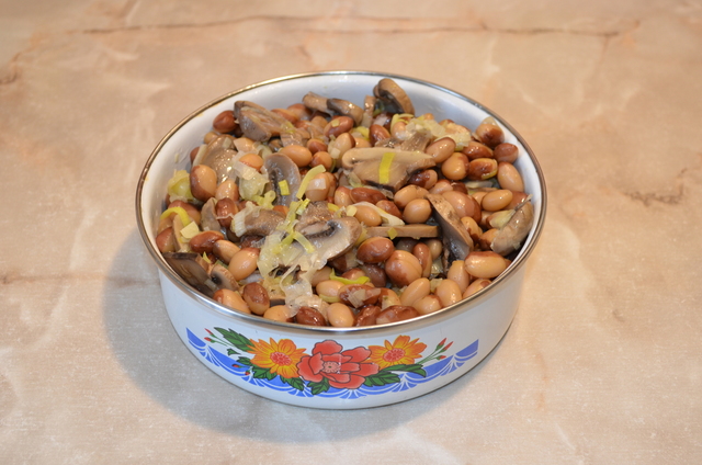 Фото к рецепту: Салат диетический из фасоли с грибами! вегетарианский рецепт. 