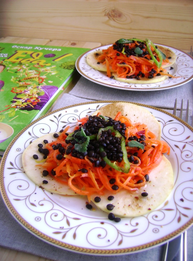 Фото к рецепту: Острый салат из чечевицы с морковью. обед от кучеры