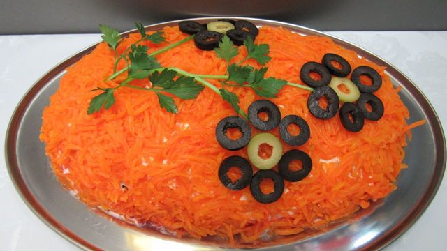 Фото к рецепту: Яркий слоеный салат лисья шуба на новый год