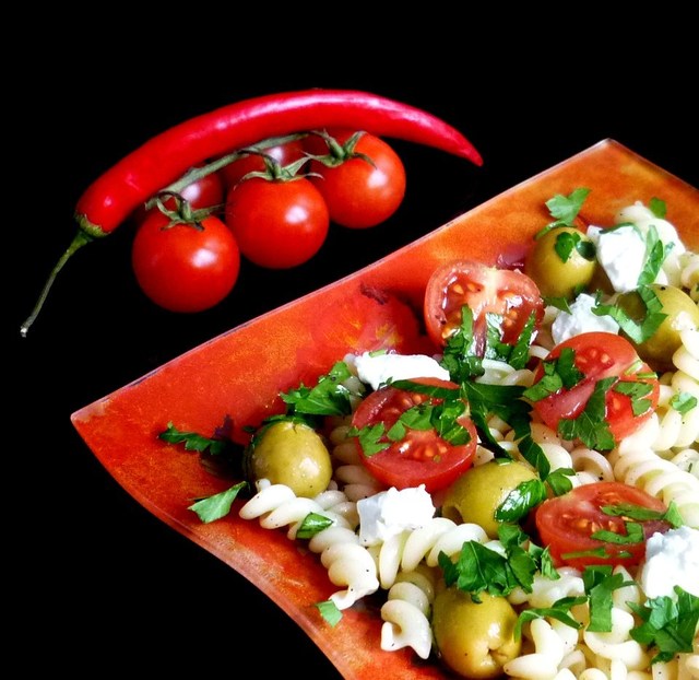 Фото к рецепту: Средиземноморский салат с пастой
