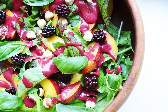 Фото к рецепту: Летний салат с ежевикой и нектарином ☀ здоровое питание 