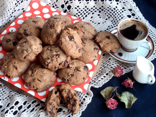 Фото к рецепту: Шоколадное печенье с цукатами и изюмом