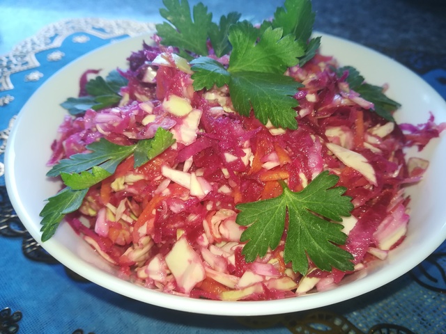 Фото к рецепту: Постный салат витаминный из овощей.