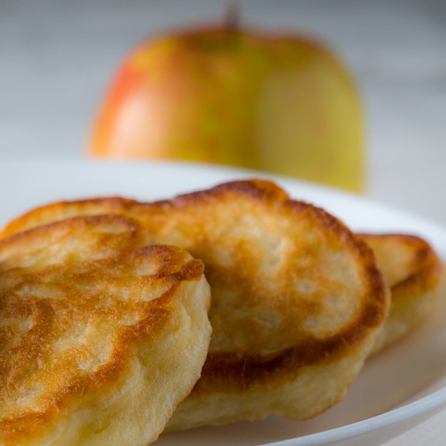 Фото к рецепту: Оладьи с яблоками. роскошное угощение, из простых продуктов