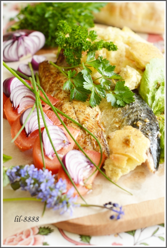 Фото к рецепту: Салат из запеченной на гриле скумбрии, чиабатты и овощей.
