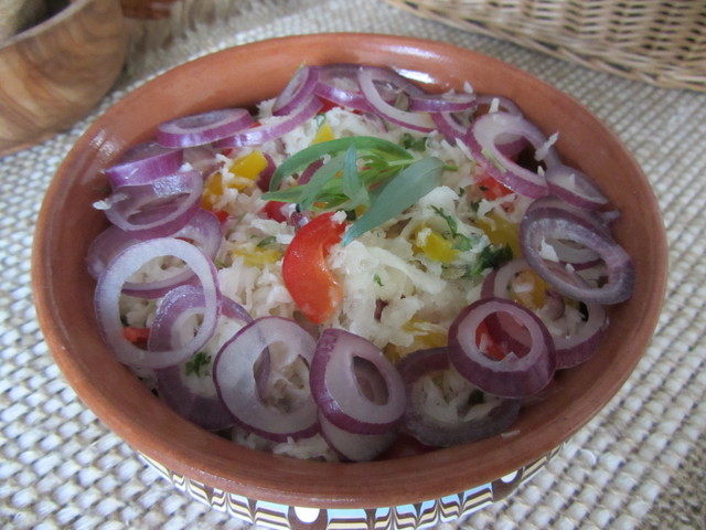 Фото к рецепту: Салат из черной редьки с болгарским перцем.